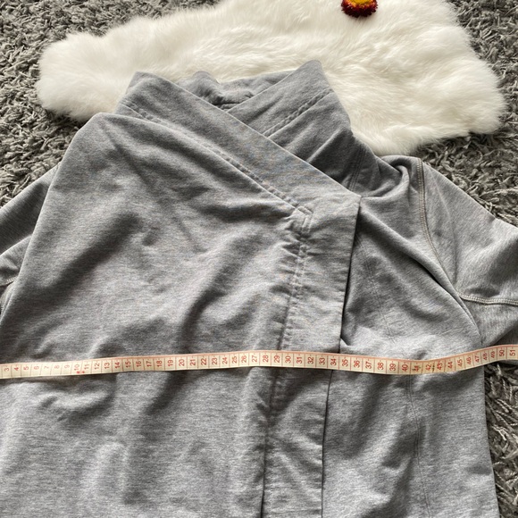 Lululemon Coast Wrap Light Gray - Picture 8 of 9